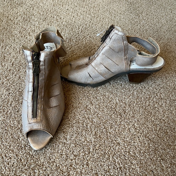 Fly London Golden Sandals - Picture 1 of 2